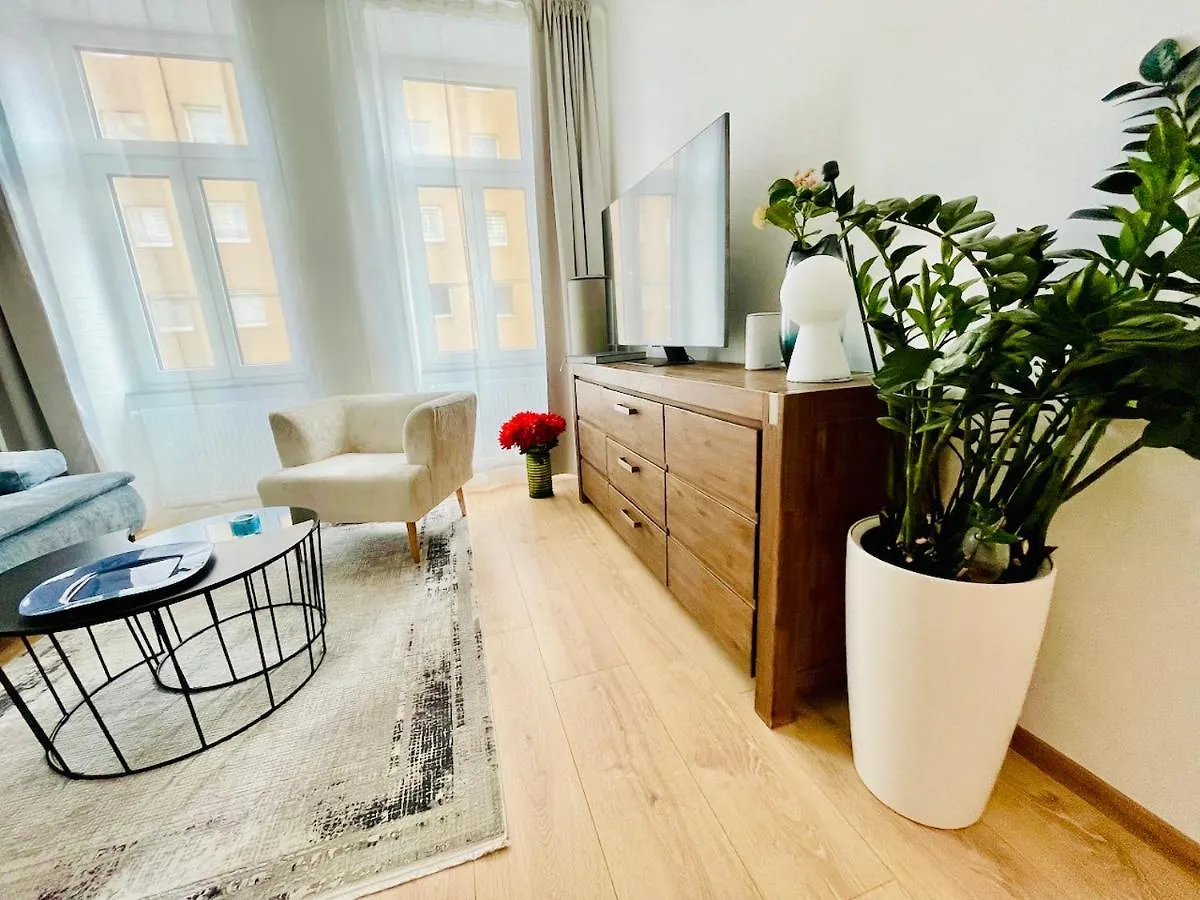 Colorful & Quiet Apartment In Beautiful Viennese Building