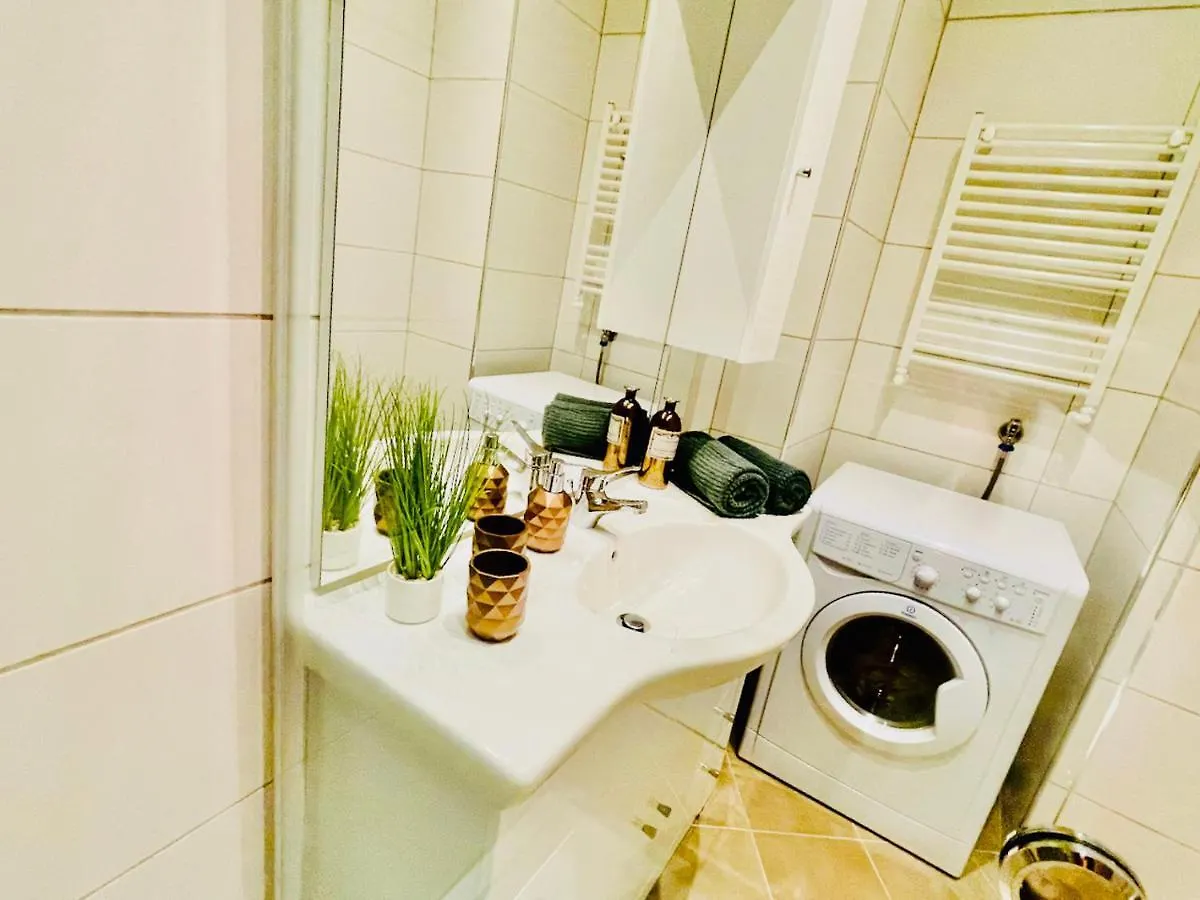 Colorful & Quiet Apartment In Beautiful Viennese Building 0*, Vienna