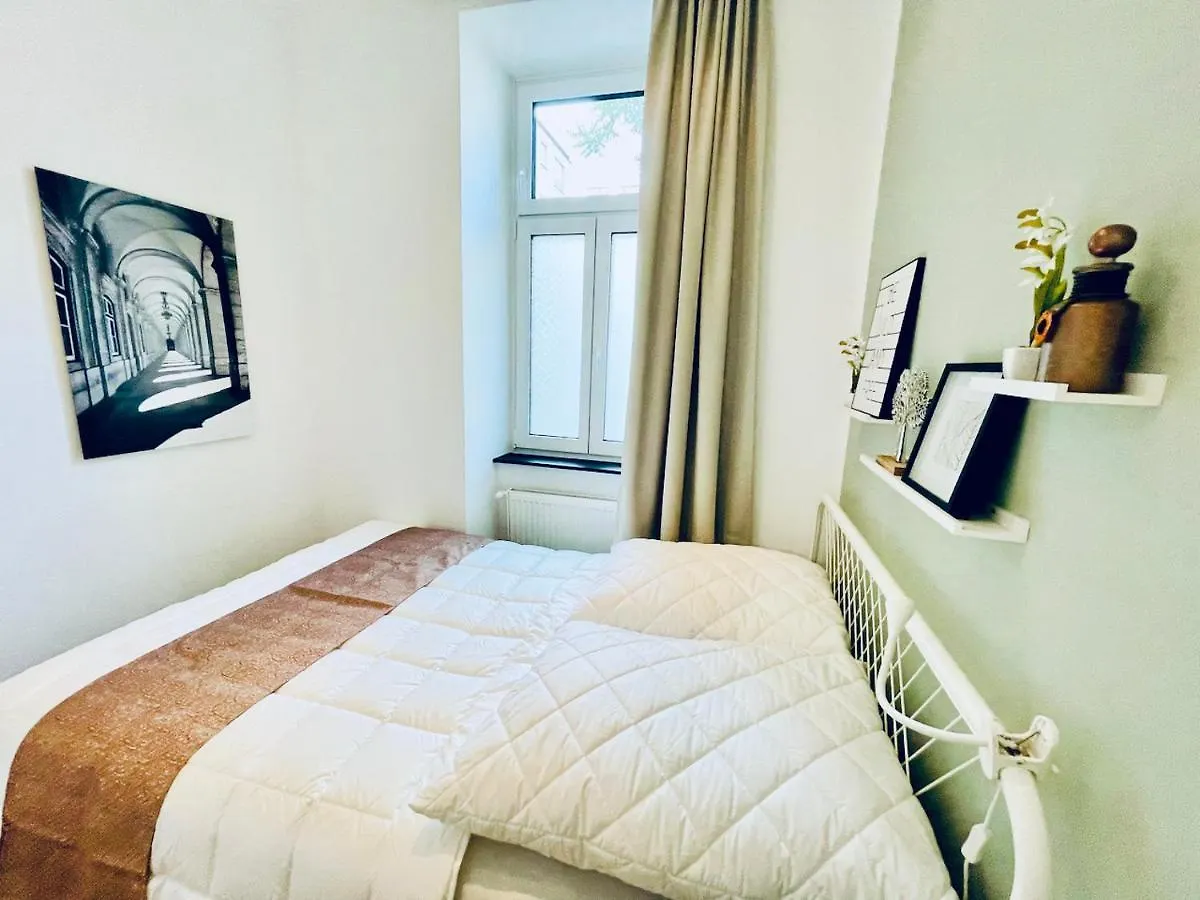 Colorful & Quiet Apartment In Beautiful Viennese Building
