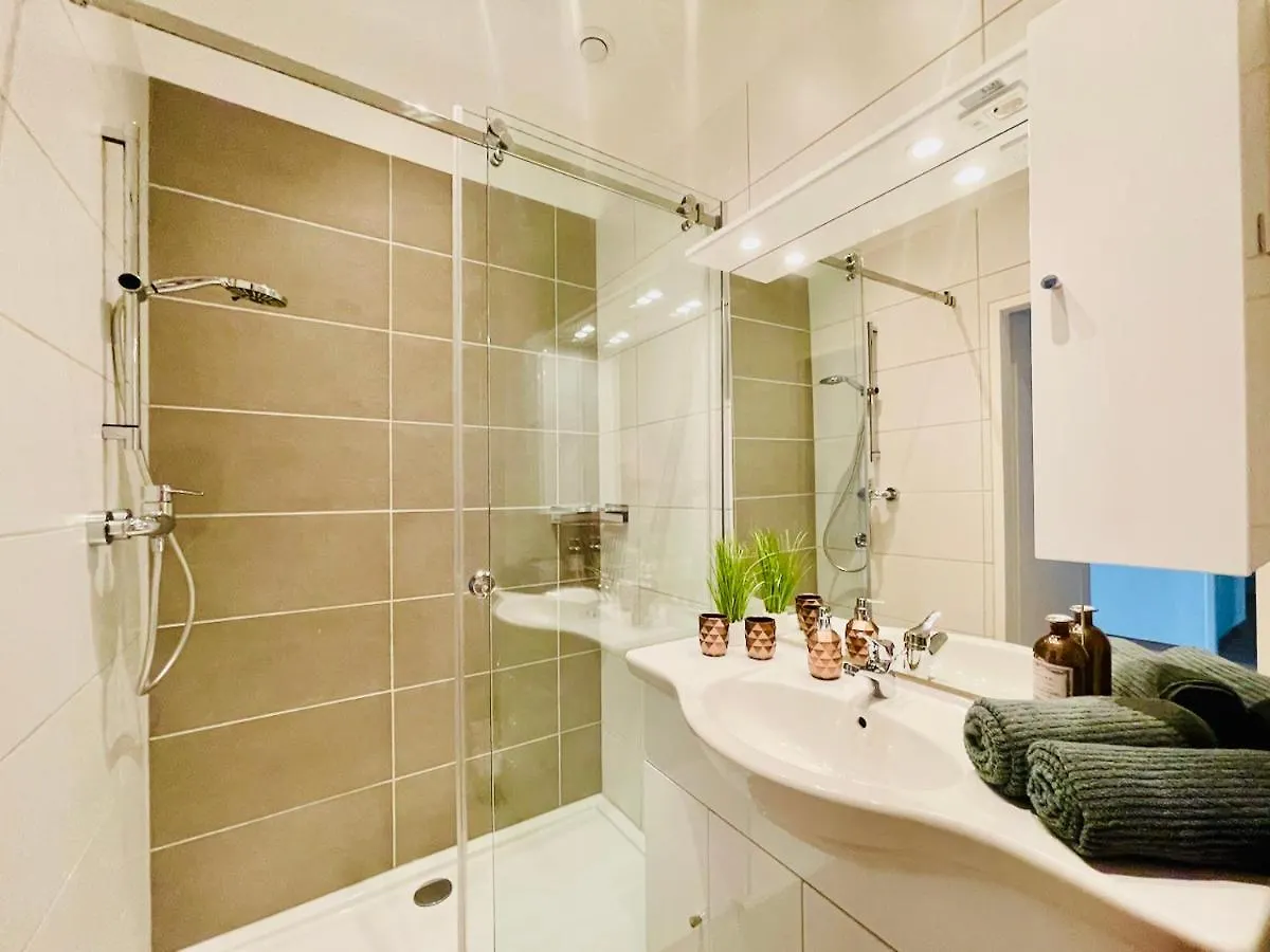 Colorful & Quiet Apartment In Beautiful Viennese Building