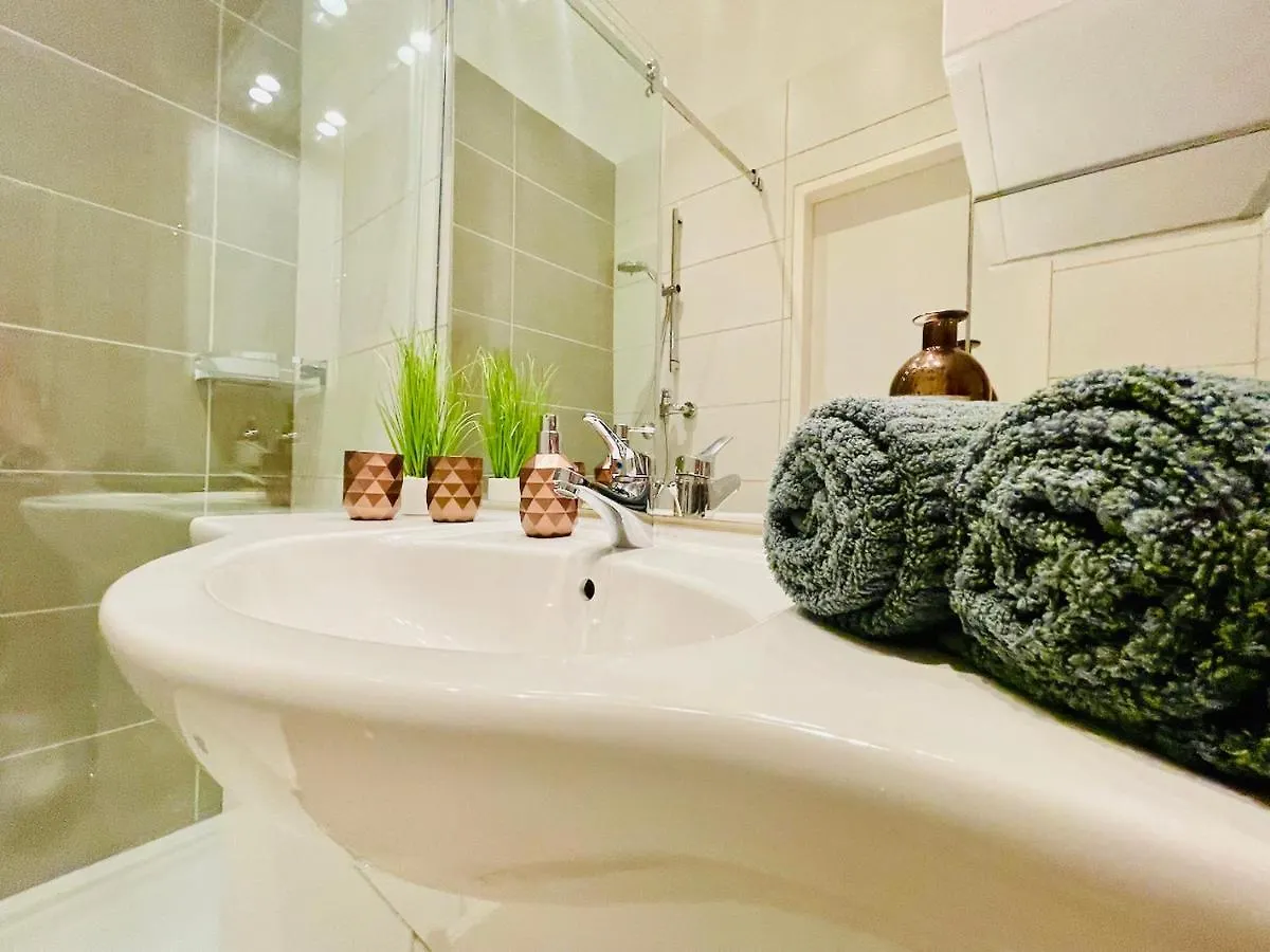 Colorful & Quiet Apartment In Beautiful Viennese Building Austria