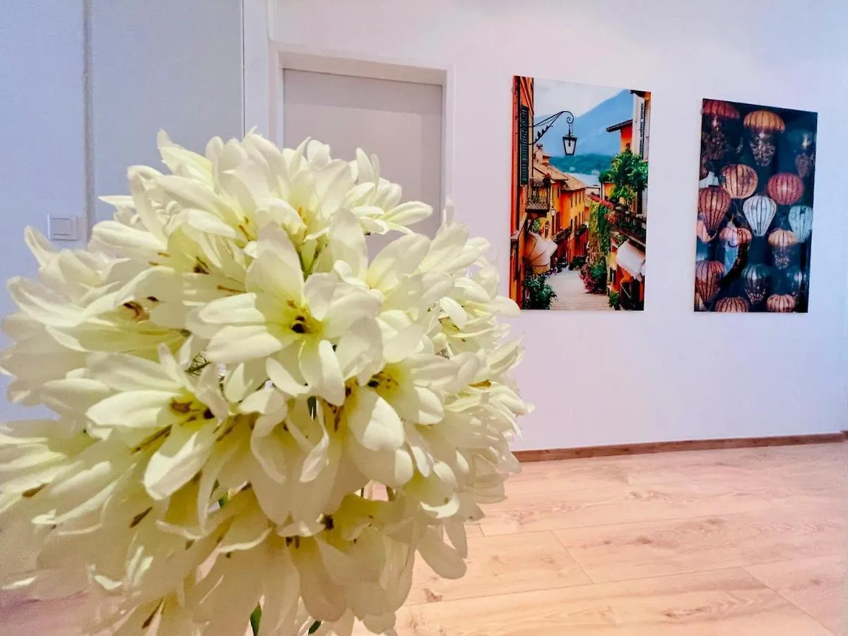 Colorful & Quiet Apartment In Beautiful Viennese Building