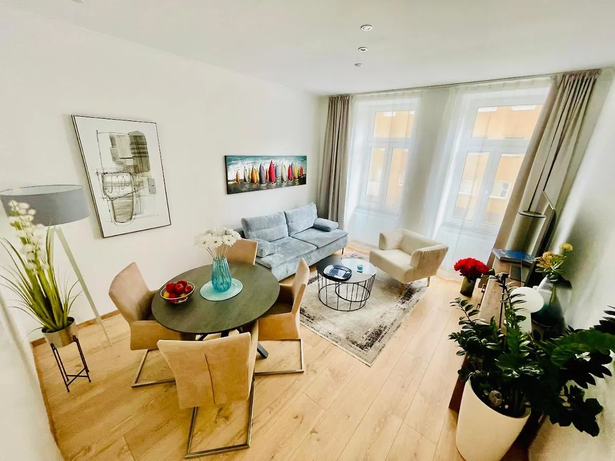 Colorful & Quiet Apartment In Beautiful Viennese Building